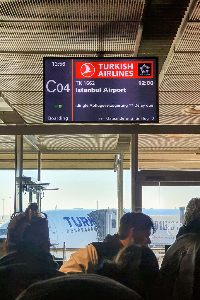Boarding with delay due to snowstorms in Instanbul