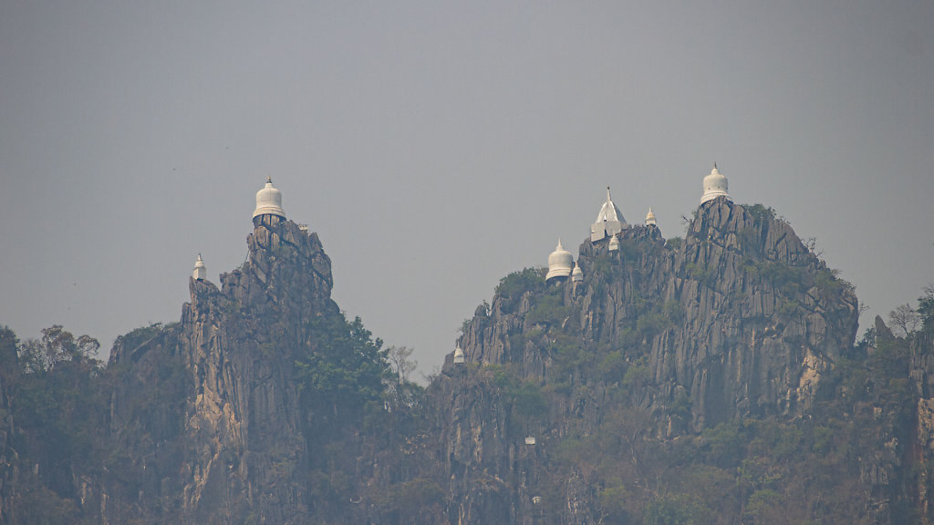 Wat Chaloem Phra Kiat Phrachomklao Rachanusorn // Sky Pagoda