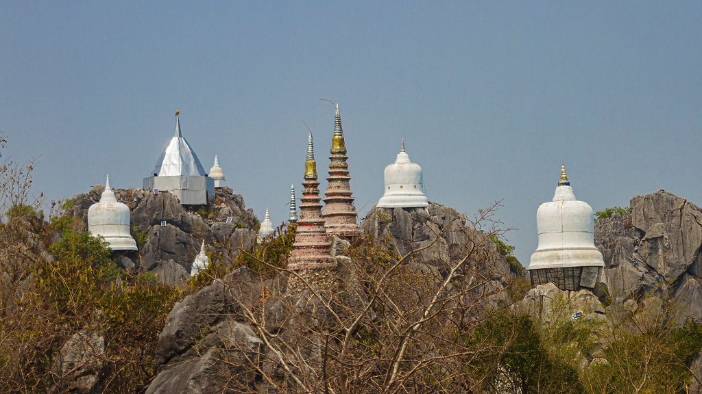 Wat Chaloem Phra Kiat Phrachomklao Rachanusorn // Sky Pagoda