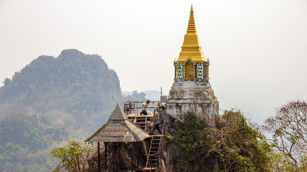 Wat Chaloem Phra Kiat Phrachomklao Rachanusorn // Sky Pagoda