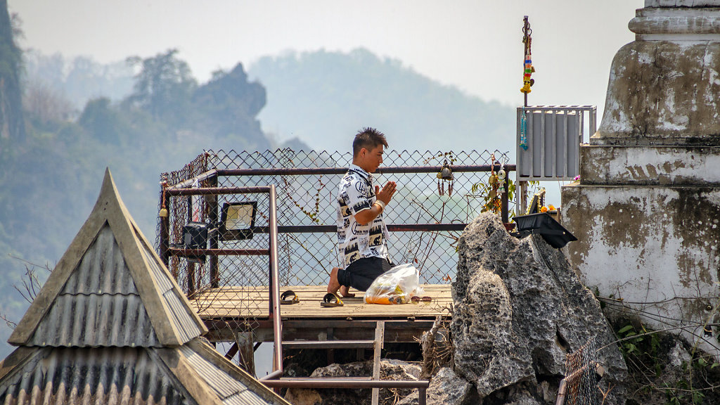 Wat Chaloem Phra Kiat Phrachomklao Rachanusorn // Sky Pagoda