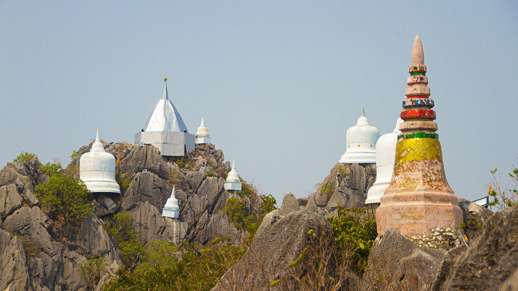 Wat Chaloem Phra Kiat Phrachomklao Rachanusorn // Sky Pagoda