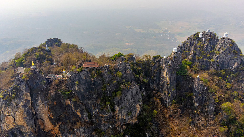 Wat Chaloem Phra Kiat Phrachomklao Rachanusorn // Sky Pagoda