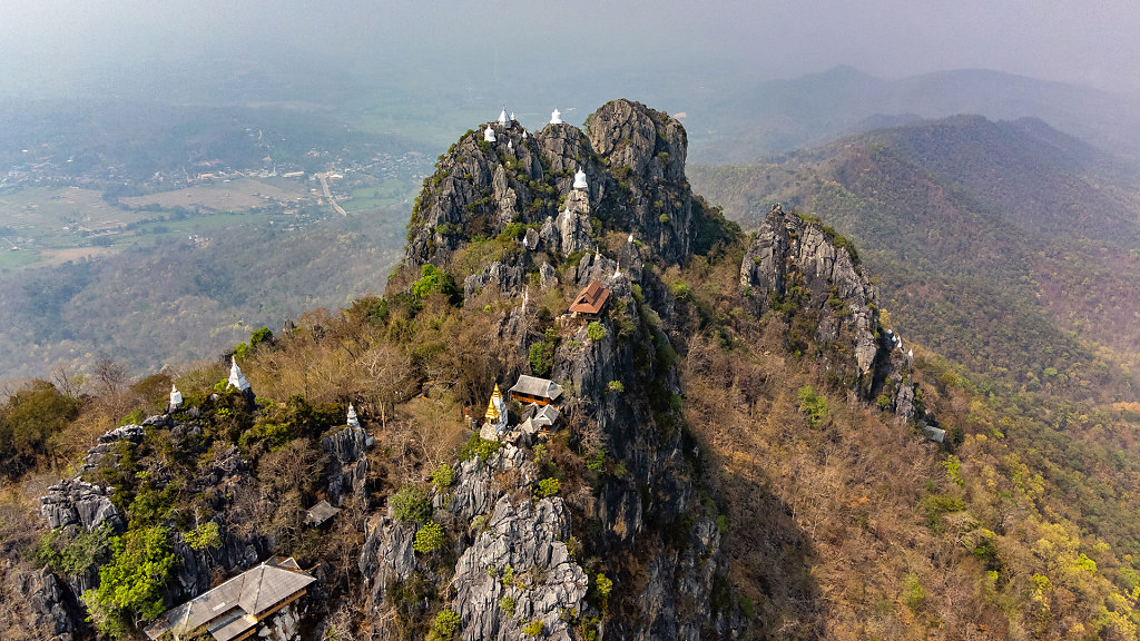 Wat Chaloem Phra Kiat Phrachomklao Rachanusorn // Sky Pagoda