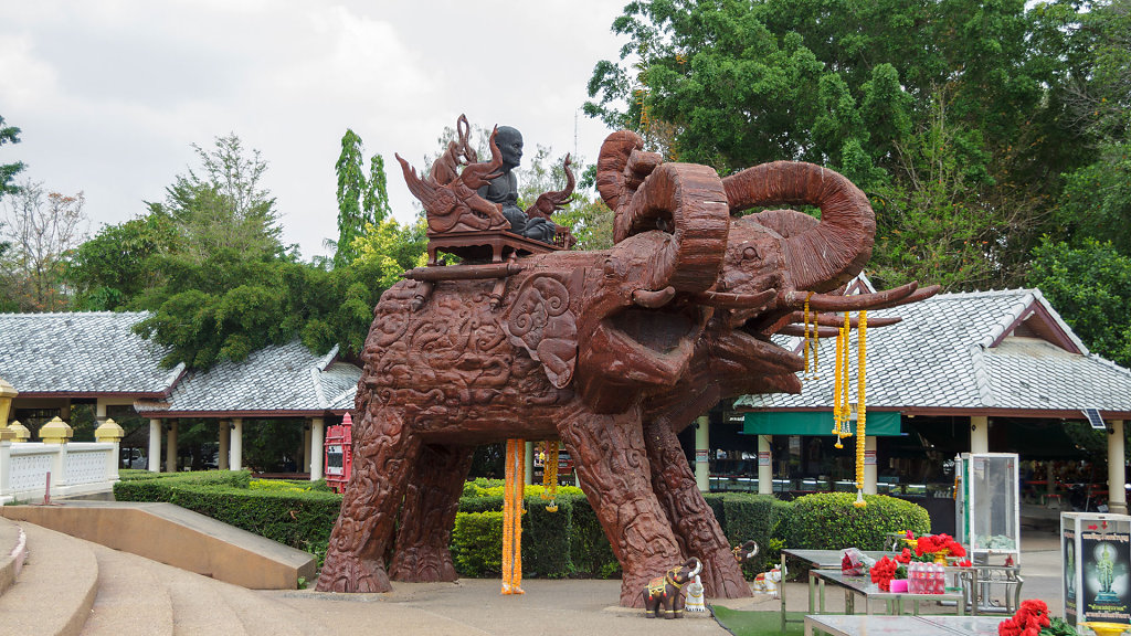 Wat Huay Mongkol // วัดห้วยมงคล
