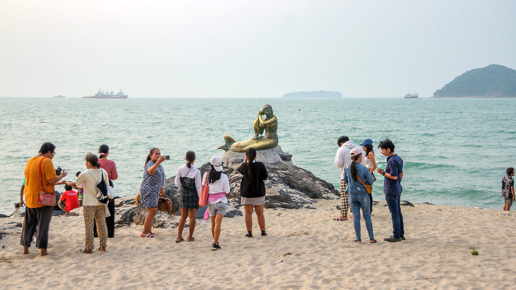 Golden Mermaid Statue // รูปปั้นนางเงือก 