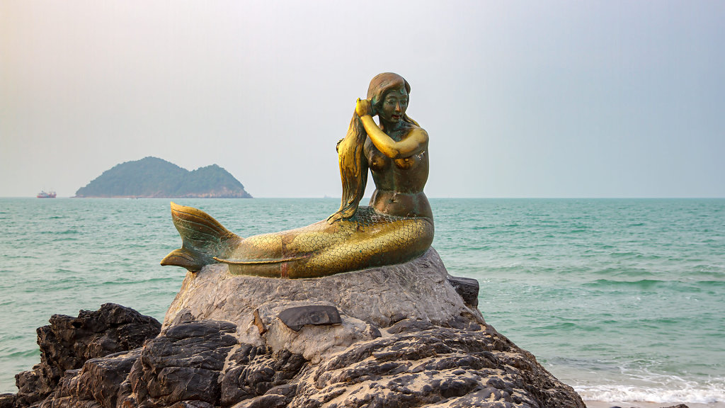 Golden Mermaid Statue // รูปปั้นนางเงือก 