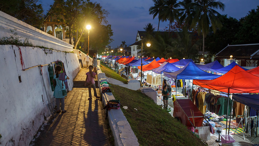 Night Market // ຕະຫຼາດກາງຄືນ